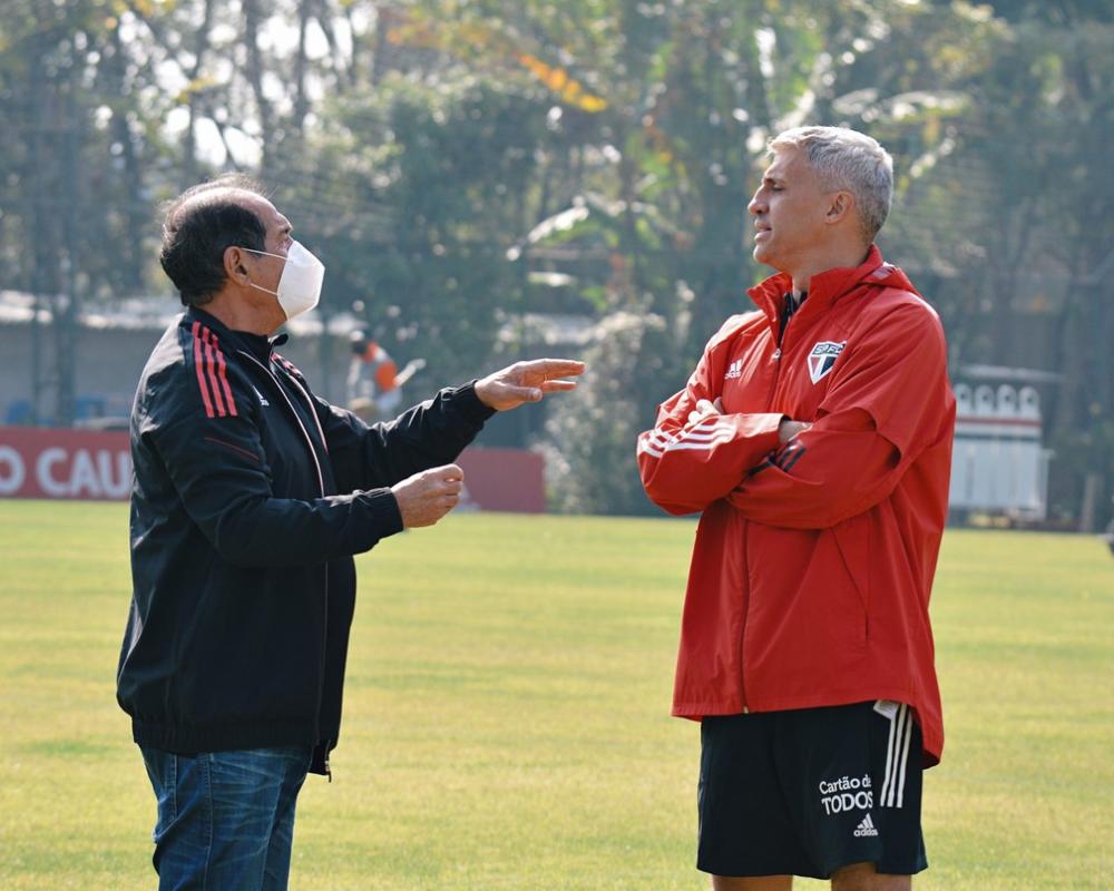 Muricy Ramalho e Hernán Crespo conversam no São Paulo — Foto: Erico Leonan / saopaulofc