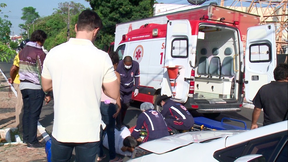 Casal tem fraturas expostas após colisão entre carro e moto na Zona Sul de Teresina — Foto: Reprodução/TV Clube