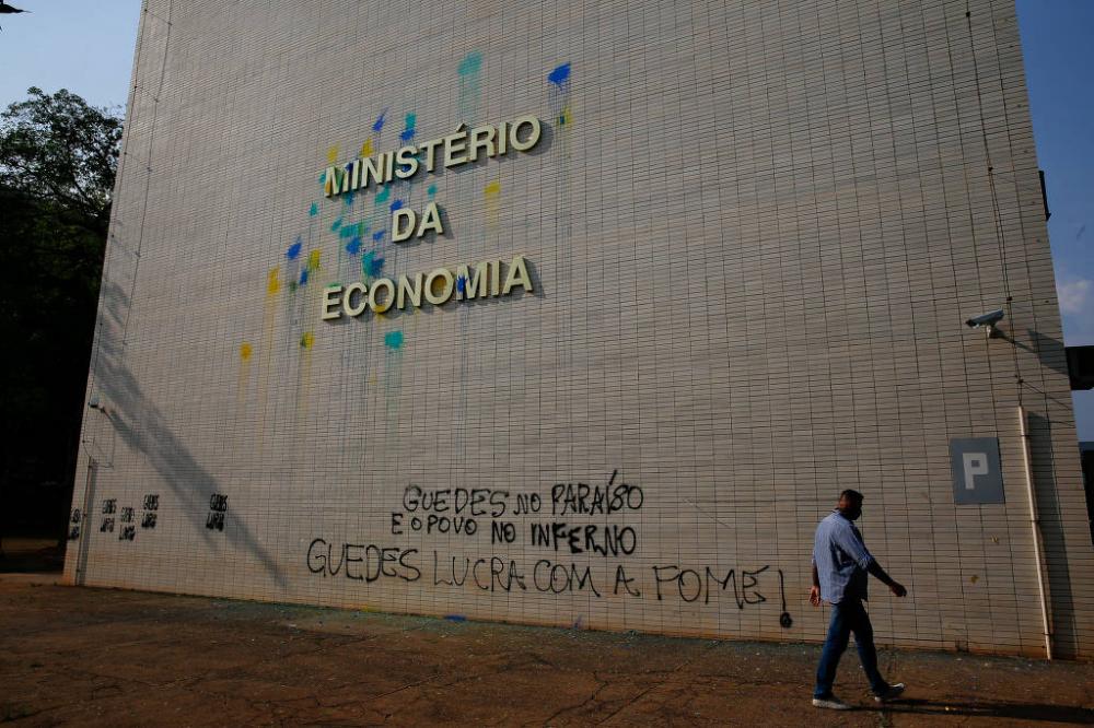 Fachada do Ministério da Economia é pichada por integrantes do MST em protesto contra Paulo Guedes - Pedro Ladeira - 7.out.21/Folhapress