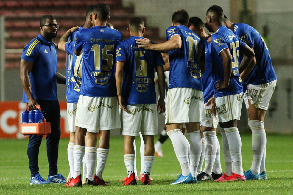 Jogadores do Cruzeiro se reúnem antes do jogo com o Botafogo — Foto: Fernando Moreno/Agif