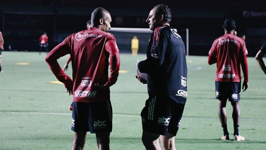 Miranda e Rogério Ceni em treino no Morumbi | Imagem: Rubens Chiri/São Paulo