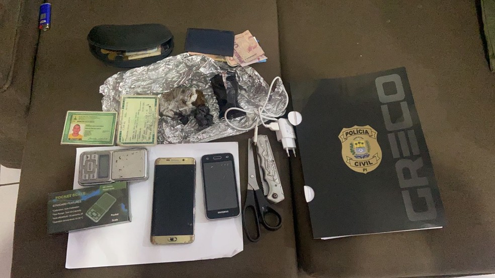 Polícia Civil apreende fardamento da PM, R$ 30 mil, drogas e armas em operação