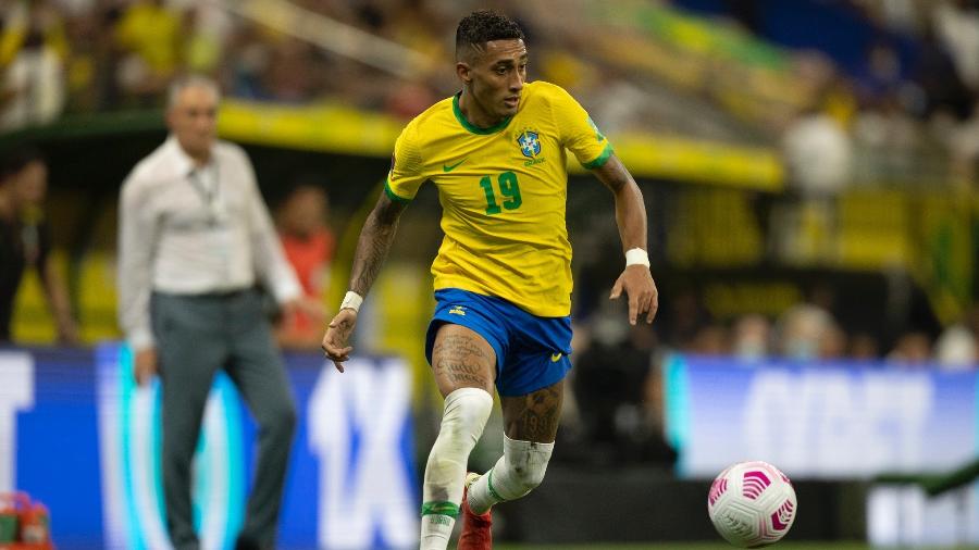 Raphinha faz jogada da seleção brasileira contra o Uruguai sob os olhares de Tite | Imagem: Lucas Figueiredo/CBF