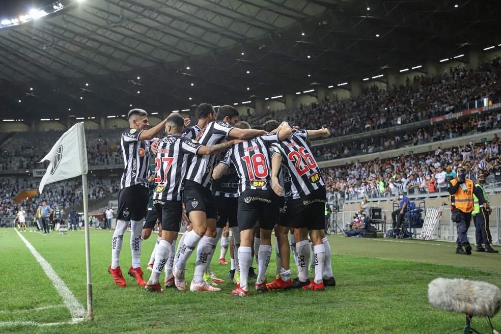 Jogadores do Atlético comemora vitória perante à torcida — Foto: Pedro Souza/Atlético-MG