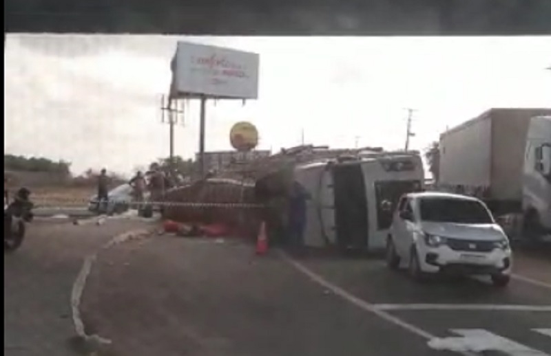 Caminhão carregado com frutas tomba na Avenida Miguel Rosa, em Teresina