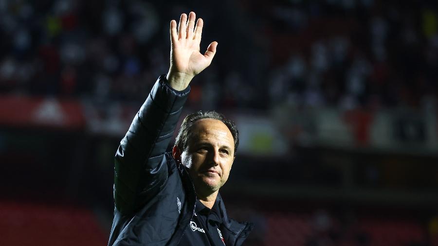 Rogério Ceni acena para a torcida durante a partida entre São Paulo e Corinthians | Imagem: Marcello Zambrana/AGIF