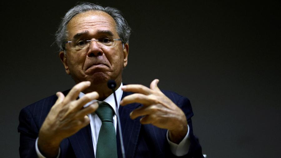 O ministro da Economia, Paulo Guedes, em entrevista na qual admite que o governo planeja furar o teto de gastos | Imagem: Ueslei Marcelino/Reuters
