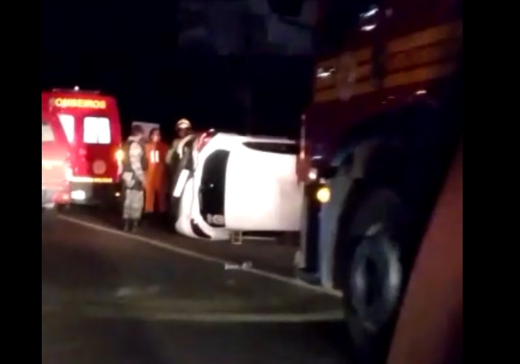 Mulher fica presa às ferragens após acidente na Avenida João XXIII