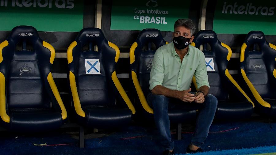 Renato Gaúcho no banco de reservas do Maracanã na semifinal entre Flamengo e Athletico-PR Imagem: Thiago Ribeiro/AGIF