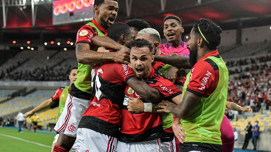 Jogadores do Flamengo se abraçam após gol marcado contra o Atlético-MG | Imagem: Thiago Ribeiro/AGIF