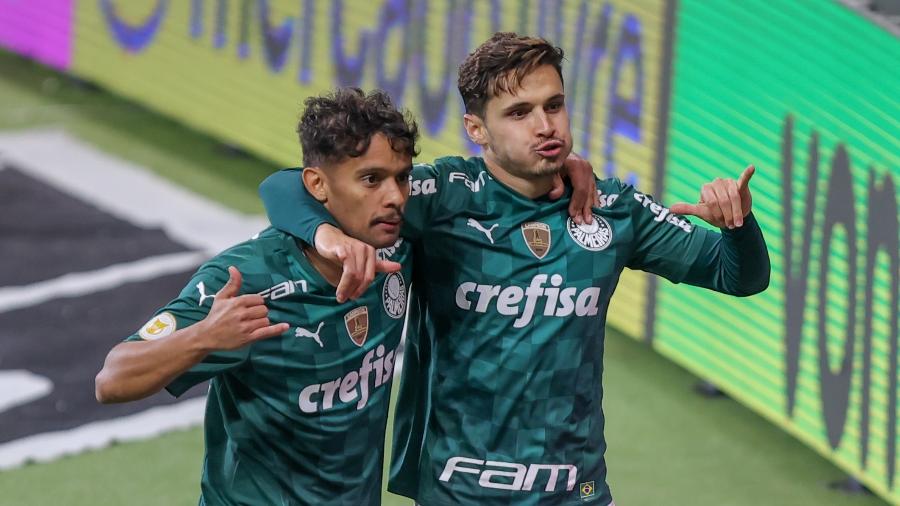 Gustavo Scarpa e Raphael Veiga comemoram gol do Palmeiras contra o Fluminense pelo Brasileirão | Imagem: Marcello Zambrana/AGIF