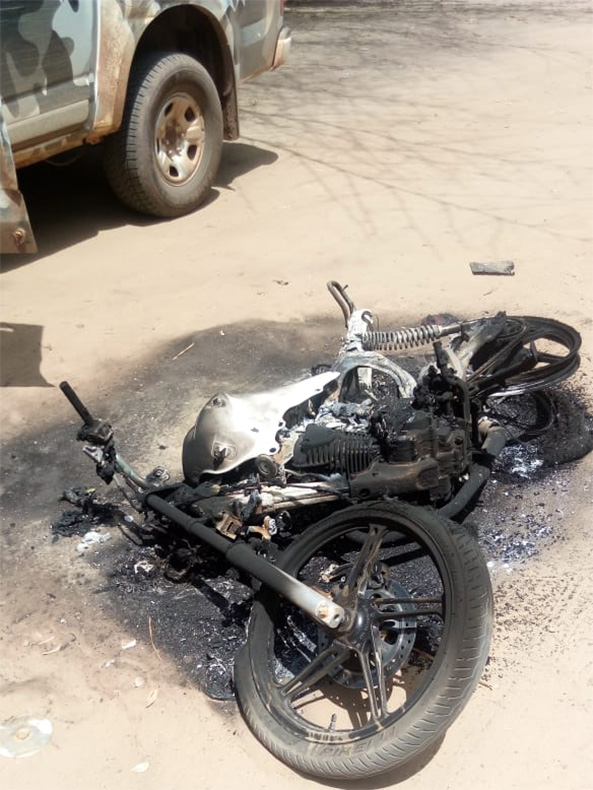  Jovem sofre cinco tiros em bar e suspeito tem moto queimada durante fuga 