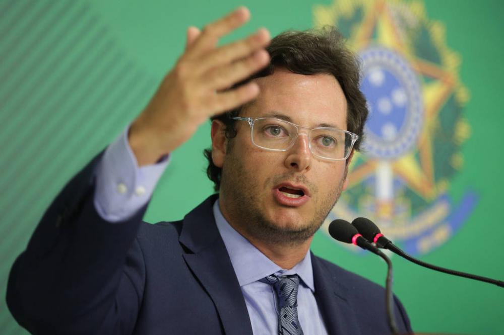 Bolsonaro vê situação difícil e discute futuro de Wajngarten, chefe da Secom