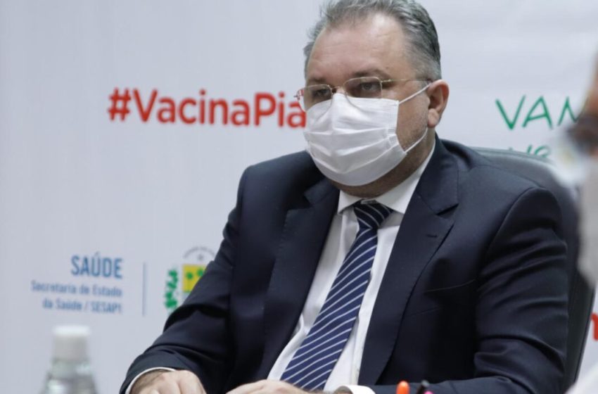 O secretário de Saúde, Florentino Neto