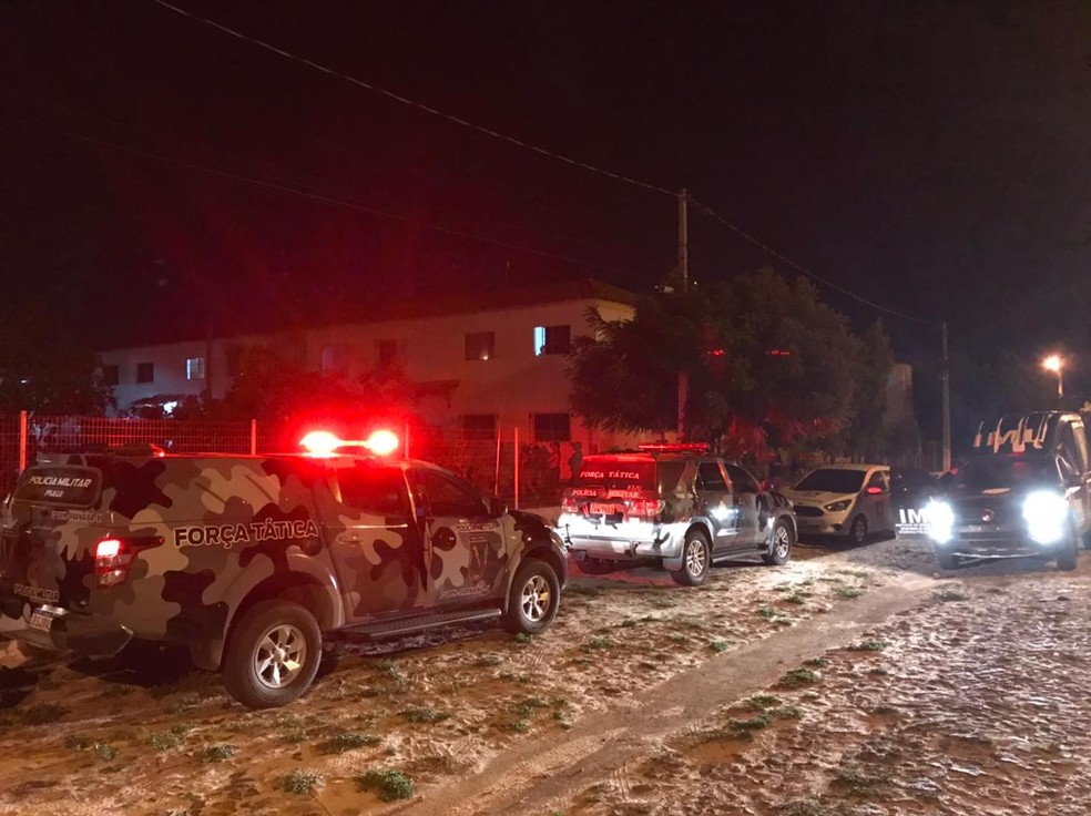 Mulher é assassinada a tiros enquanto amamentava o filho na porta de casa em Parnaíba, litoral do Piauí — Foto: Tiago Mendes/TV Clube
