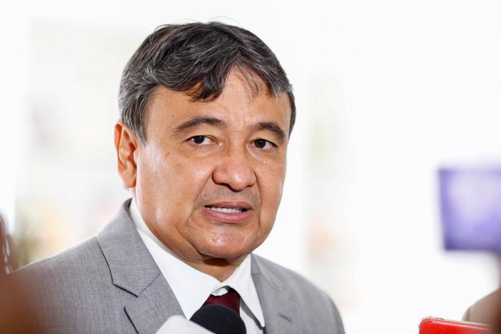 Governador Wellington Dias põe fim a cobrança de taxa para educadores físicos