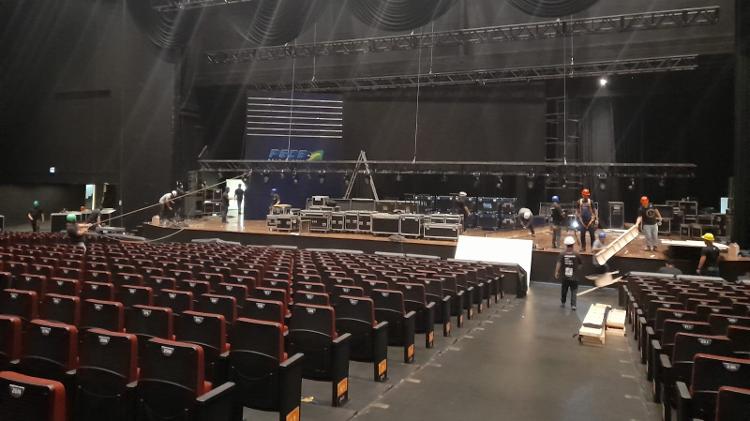 Funcionários desmontam palco do Centro de Convenções no mesmo horário (19h) em que estava previsto o anúncio da vencedor das prévias tucanas | Imagem: Hanrrikson de Andrade
