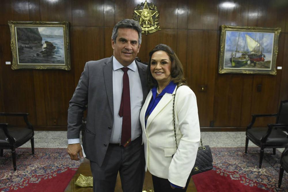 Ciro Nogueira (PP-PI) e sua mãe, Eliane Nogueira (PP-PI), no gabinete da presidência do Senado Federal - Jefferson Rudy - 28.jul.2021/Agência Senado