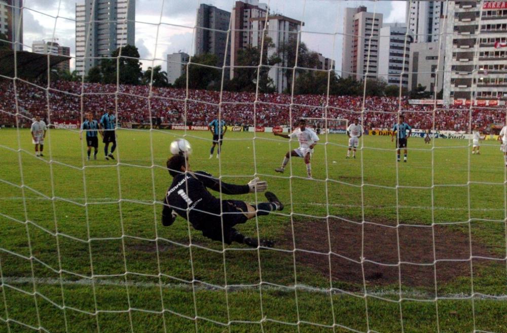 Galatto pega o pênalti que entrou para a história do Grêmio — Foto: Ricardo Duarte, Agência RBS