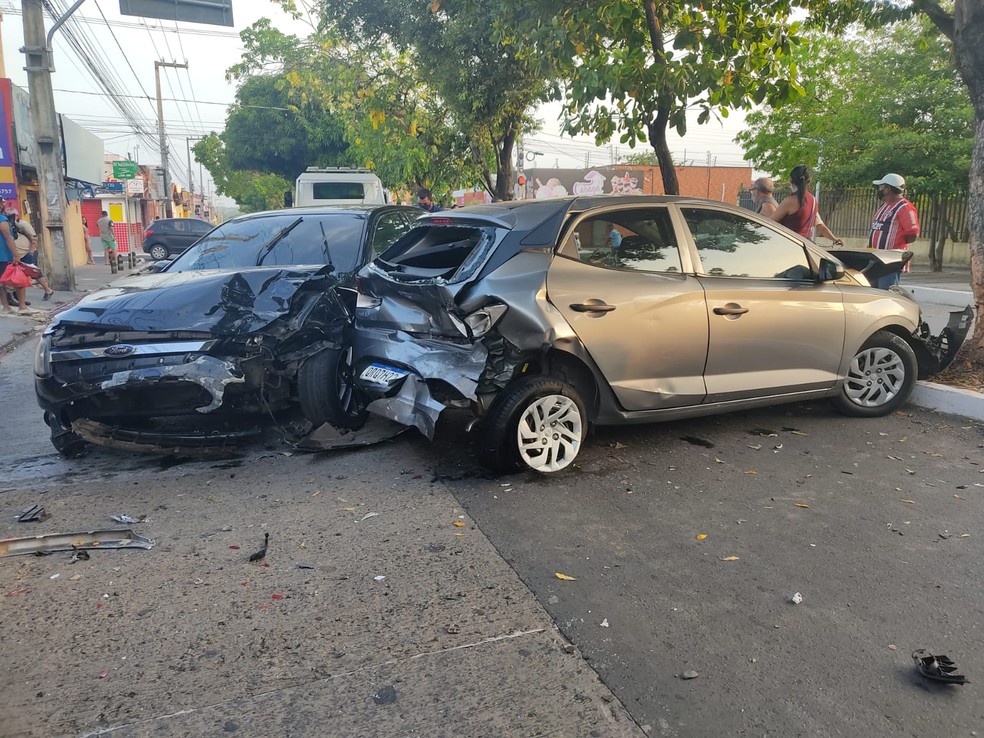 Grave acidente deixa feridos na Avenida Joaquim Nelson, Zona Sudeste de Teresina
