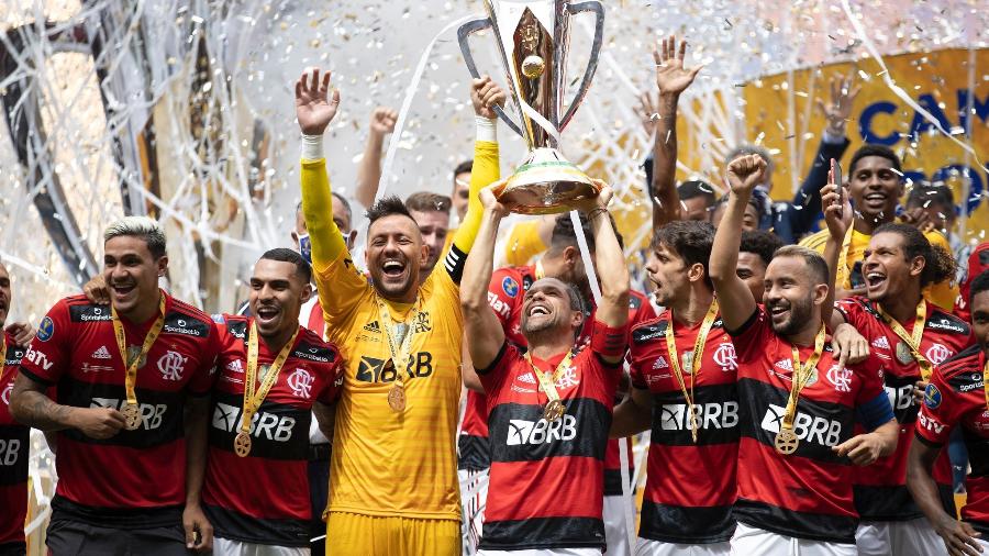 Jogadores do Flamengo levantam a taça da Supercopa do Brasil | Imagem: Lucas Figueiredo/CBF