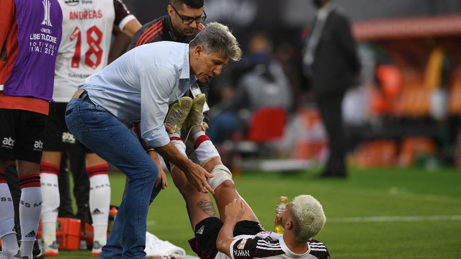 Renato Gaúcho e Arrascaeta antes da prorrogação na final da Libertadores entre Palmeiras e Flamengo | Imagem: AFP