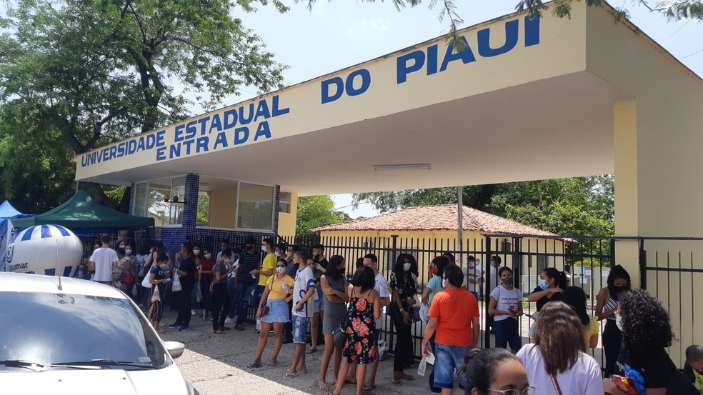 Enem em 2021 Teresina: Candidatos chegam para provas no campus Pirajá da Uespi — Foto: Lucas Marreiros