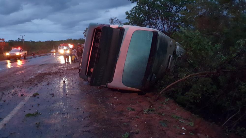 Motorista morre após ônibus tombar na BR 135 em Corrente