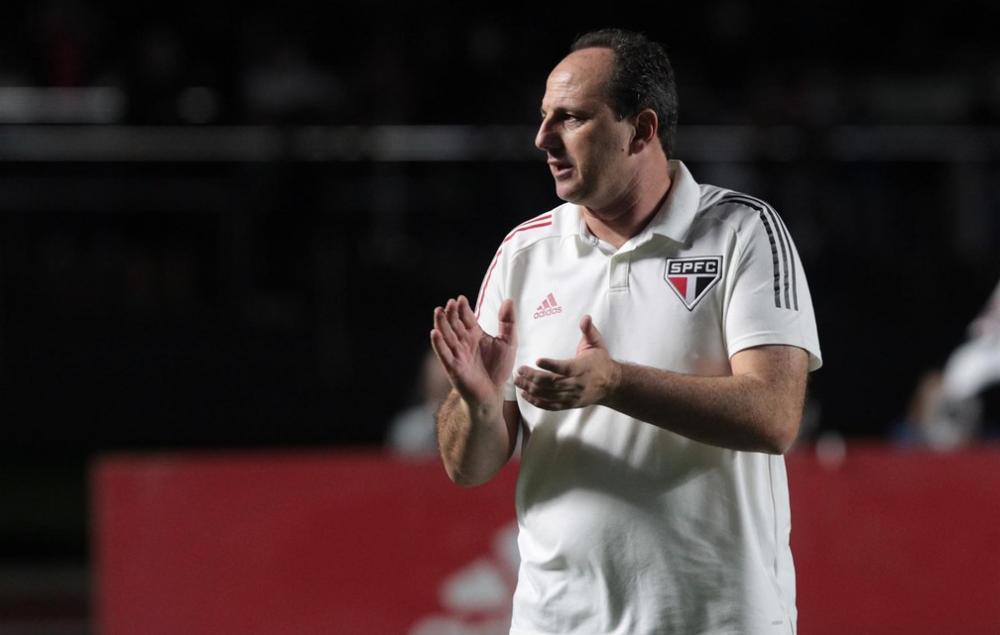 Rogério Ceni aplaude a atuação do São Paulo contra o Juventude — Foto: Rubens Chiri / saopaulofc.net