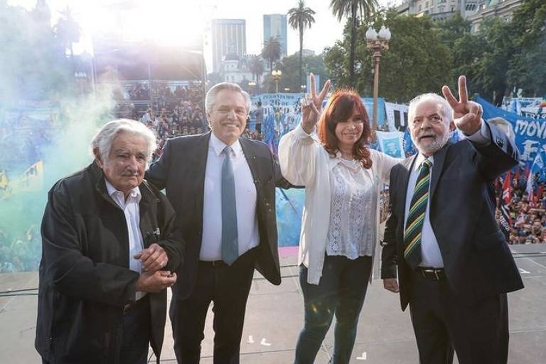 A partir da esq., o ex-presidente do Uruguai Pepe Mujica, o presidente da Argentina, Alberto Fernández, sua vice, Cristina Kirchner, e Lula, em ato em Buenos Aires - FrenteDeTodos no Twitter