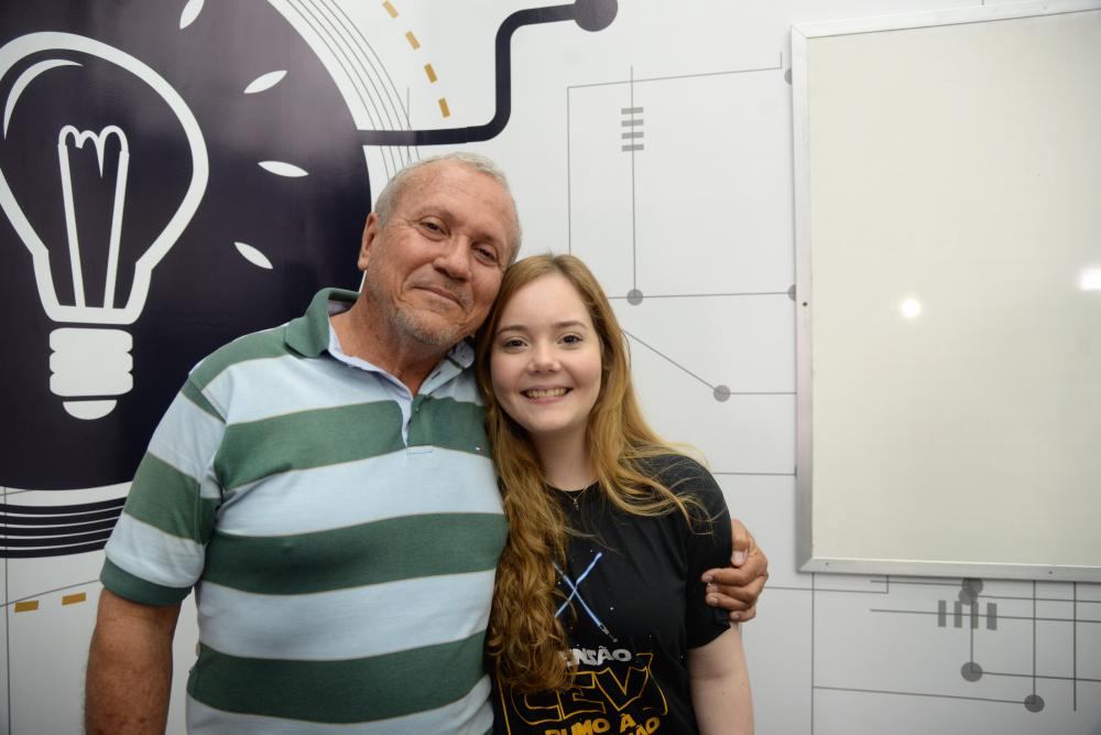Vitória e o pai. Foto: Assis Fernandes.