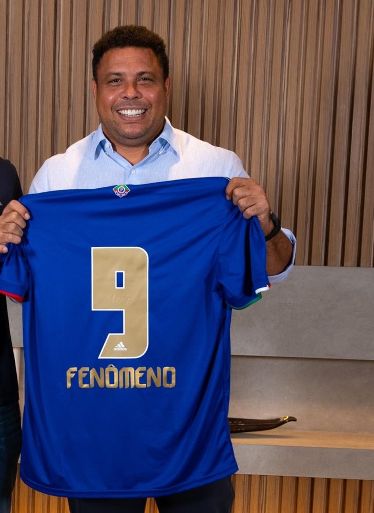 Ronaldo posa com a camisa do Cruzeiro após ser anunciado como investidor do clube — Foto: Divulgação