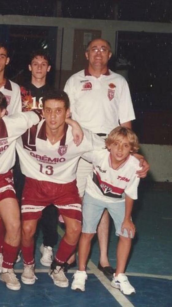 Rafinha com a camisa do São Paulo na infância — Foto: Arquivo Pessoal