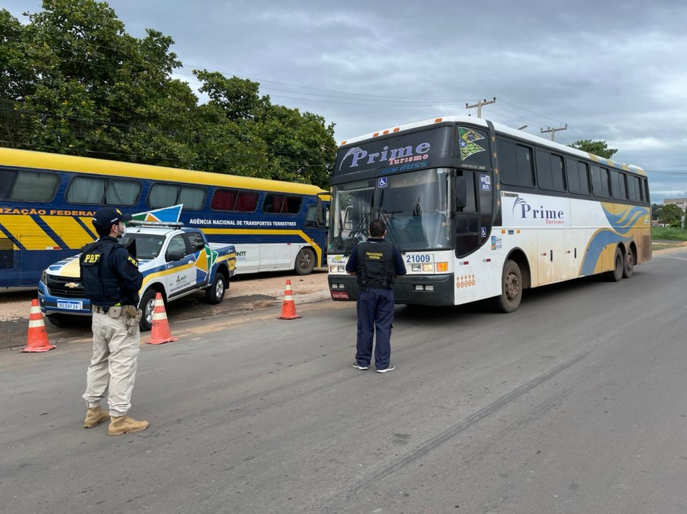 Motorista é flagrado dormindo em bagageiro de ônibus clandestino no Piauí