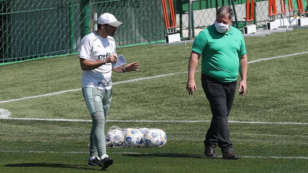 Abel Ferreira e Anderson Barros durante treino do Palmeiras na Academia de Futebol — Foto: Cesar Greco