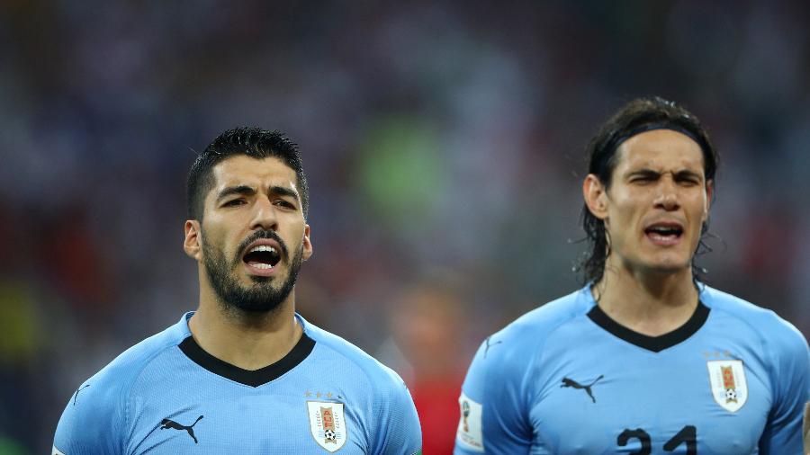 Luis Suarez e Edinson Cavani durante o hino do Uruguai antes da partida com Portugal | Imagem: REUTERS/Hannah Mckay