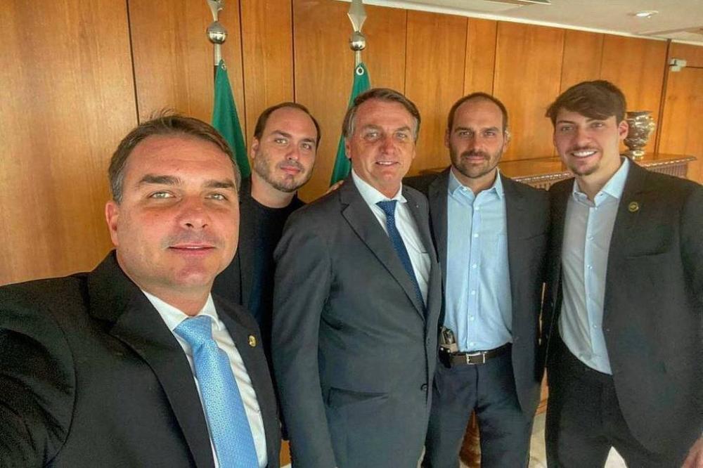Bolsonaro e os filhos Flávio, Carlos, Eduardo e Jair Renan; investigações sobre família do presidente travam em 2021 - 3.dez.20 - @BolsonaroSP no Twitter