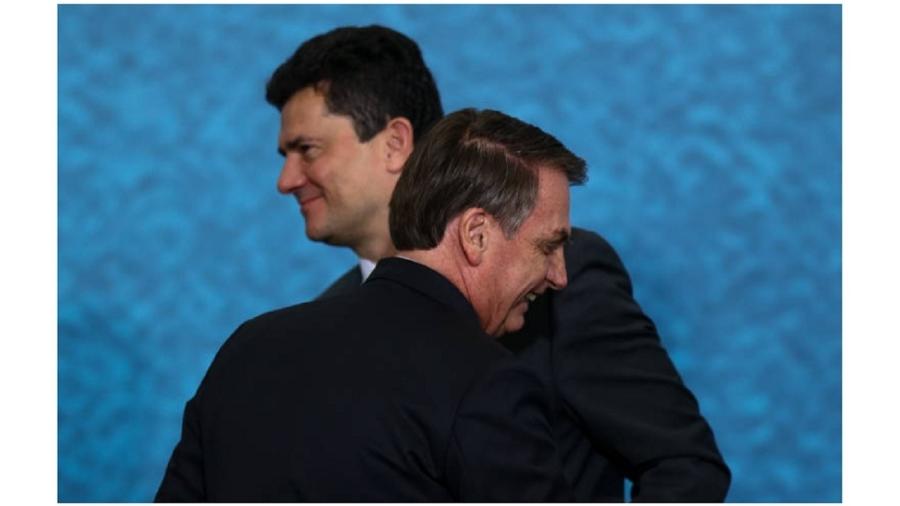 Moro e Bolsonaro se abraçam durante evento no Palácio do Planalto. Ex-ministro da Justiça deixou o cargo em 2020 depois de se opor a suposta tentativa de interferência no comando da PF. Hoje, pré-candidato à Presidência em 2022 pelo Podemos, é chamado de 