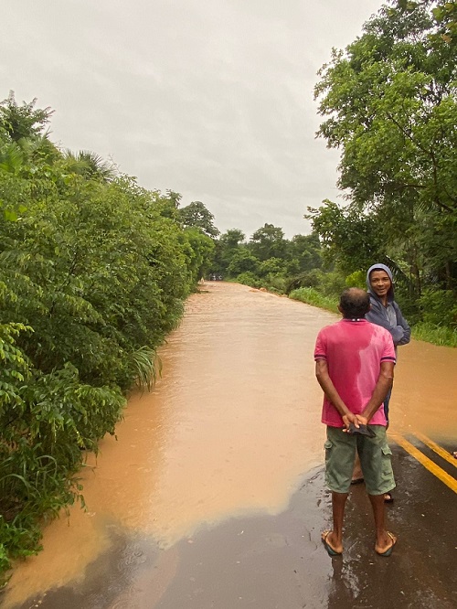 Comunidades ficam isoladas após rodovia ceder durante chuva em Uruçuí