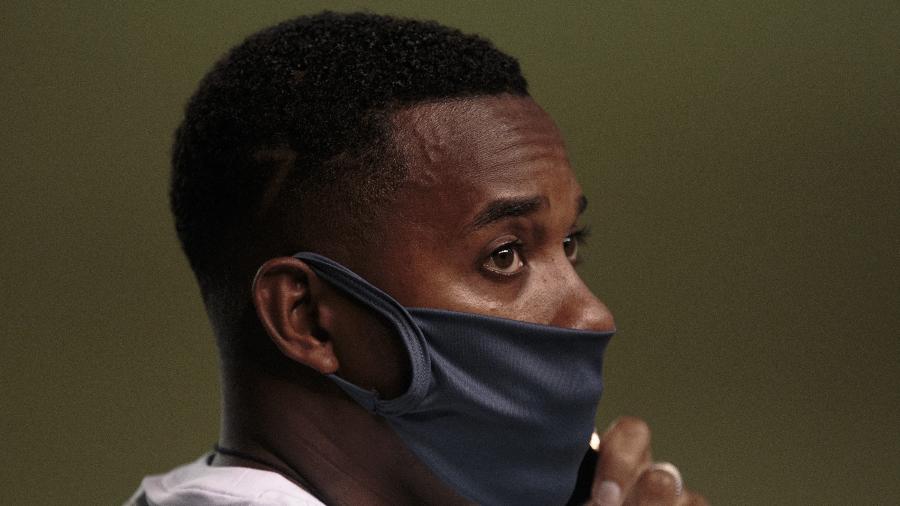 Robinho assiste à partida Santos x Atlético-GO, na Vila Belmiro | Imagem: Ettore Chiereguini/AGIF