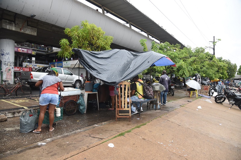 Com chuvas intensas, ambulantes de Teresina sentem prejuízos nas vendas