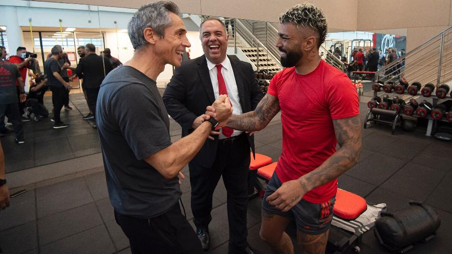 Paulo Sousa, técnico do Flamengo, cumprimenta o atacante Gabigol sob olhar de Marcos Braz, vice de Futebol | Imagem: Alexandre Vidal / Flamengo