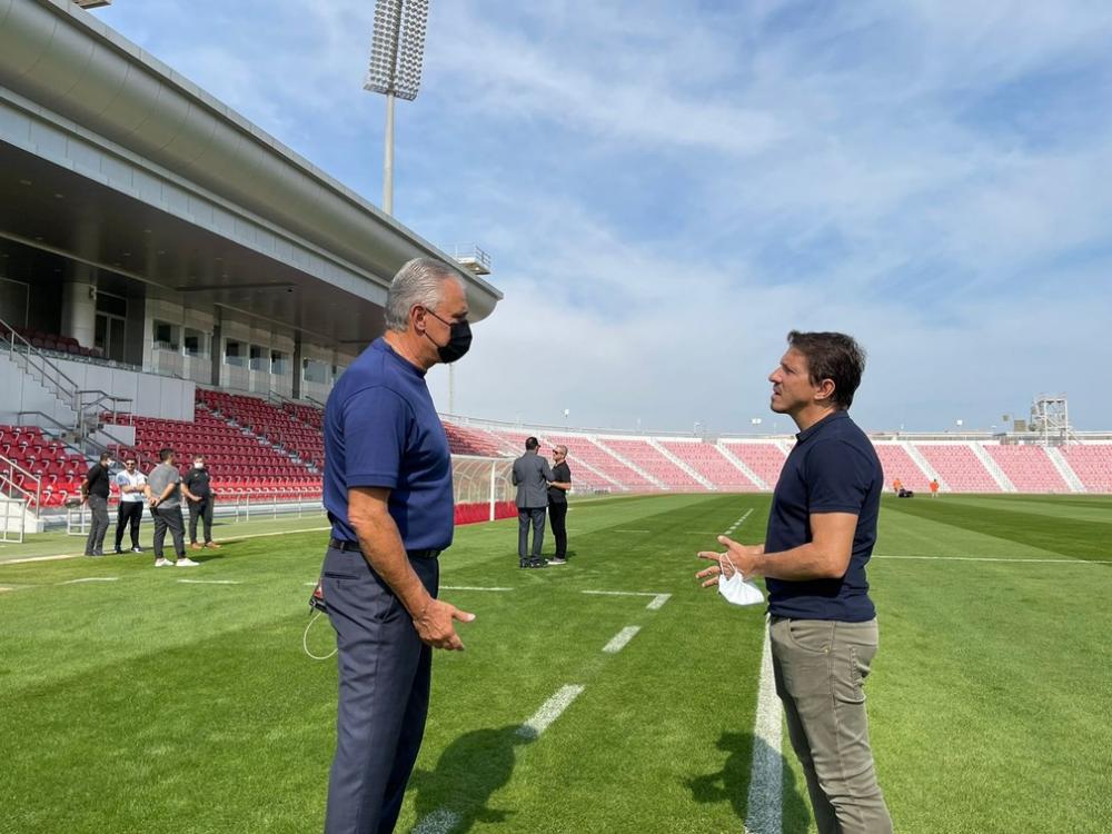 Tite e Juninho Paulista visitaram o Catar no fim do ano passado — Foto: Divulgação/CBF