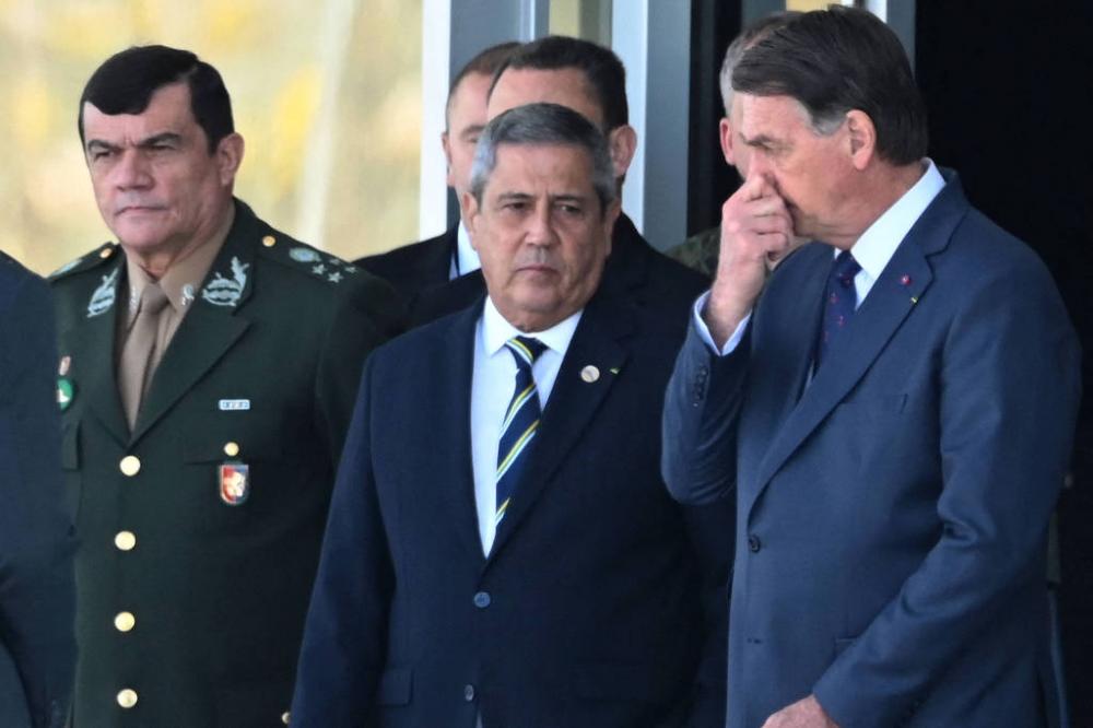 Paulo Sérgio, Braga Netto e Bolsonaro durante o polêmico desfile de blindados da Marinha que visou intimidar o Congresso no dia da votação acerca do voto impresso, sem sucesso - Evaristo Sá - 10.ago.2021/AFP