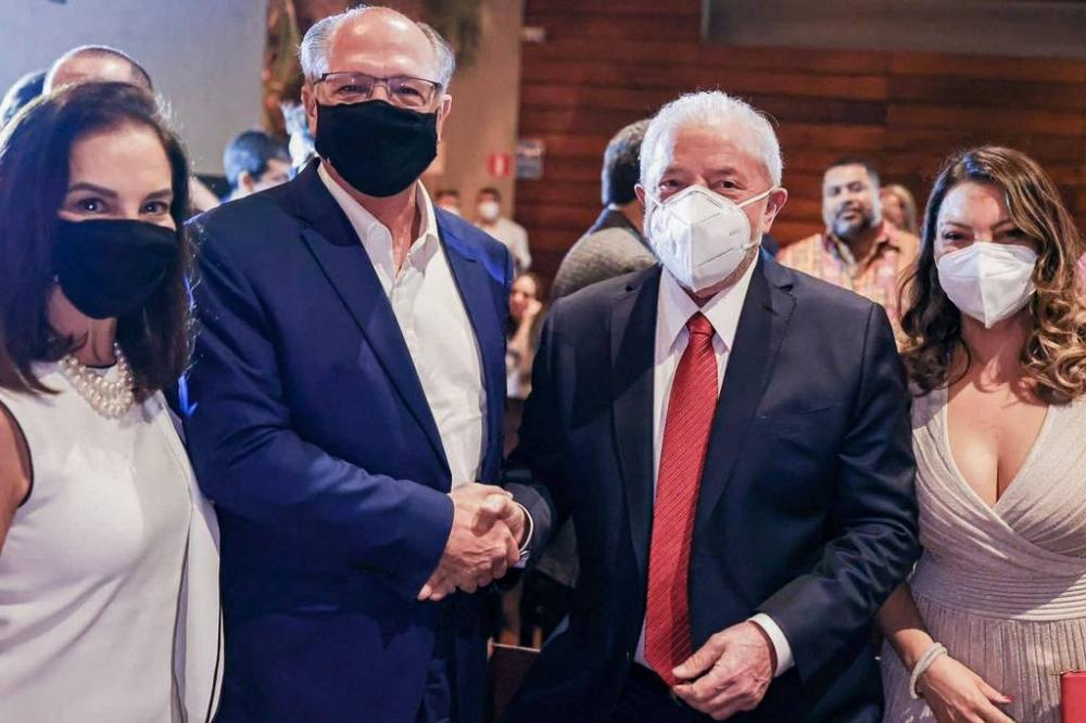 O ex-governador Geraldo Alckmin (sem partido) e o ex-presidente Lula (PT), com suas esposas, em jantar do grupo Prerrogativas -  Ricardo Stuckert - 19.dez.21/AFP