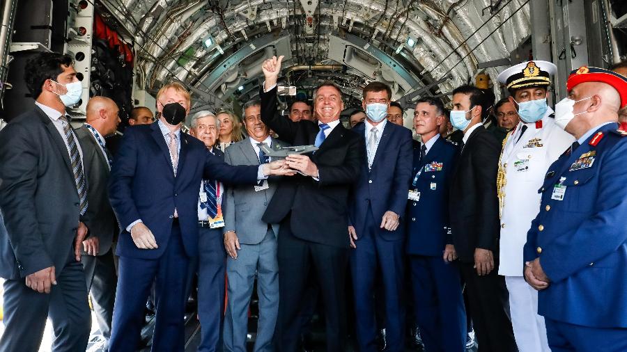 O presidente da República, Jair Bolsonaro, dentro de avião da Embraer durante a Dubai Airshow | Imagem: Alan Santos/PR