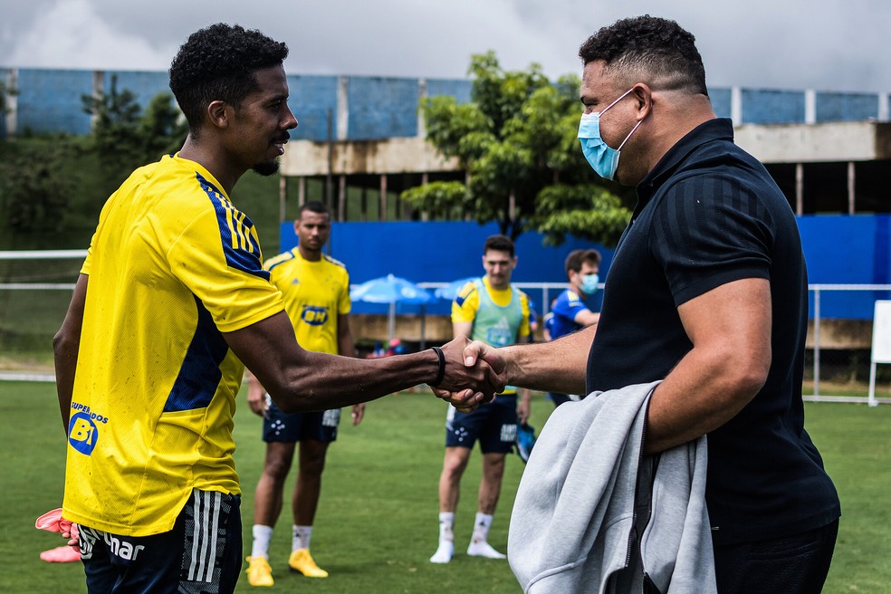 Ronaldo com Willian Oliveira, um dos nomes que o Crueiro ainda precisa registrar no BID — Foto: Gustavo Aleixo/Cruzeiro