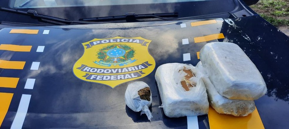 Passageiro joga crack pela janela do carro ao avistar a polícia e quatro são presos no Piauí — Foto: Divulgação/PRF