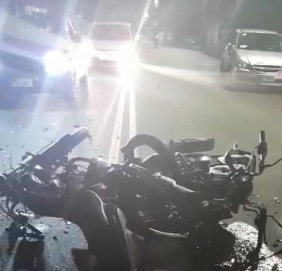 Acidente deixa dois motoqueiros mortos na Avenida Duque de Caxias