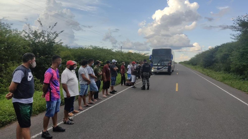 PM encontra 10 quilos de maconha escondidos dentro de mala em ônibus